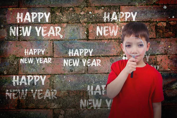 Niño de pie usando lupa — Foto de Stock