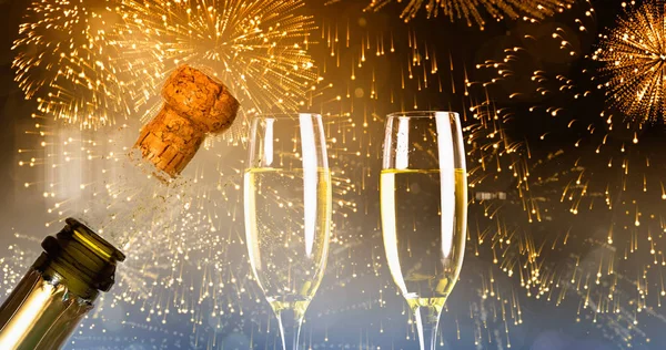 Champagne kurk popping tegen kleurrijke vuurwerk — Stockfoto