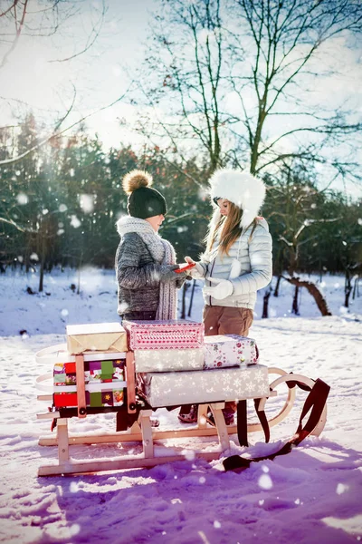 Brother giving present to sister — Stock Photo, Image