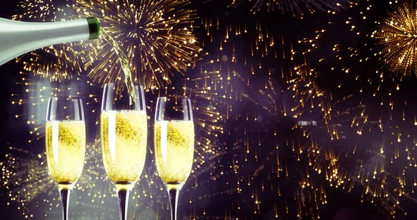 Champagne contro fuochi d'artificio colorati — Foto Stock