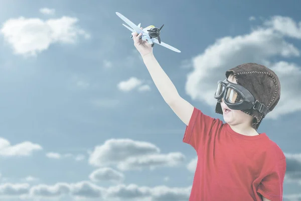 Menino brincando com avião de brinquedo — Fotografia de Stock