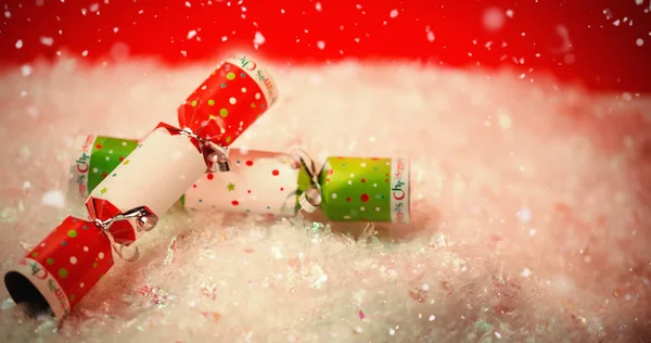 Christmas crackers op sneeuw — Stockfoto