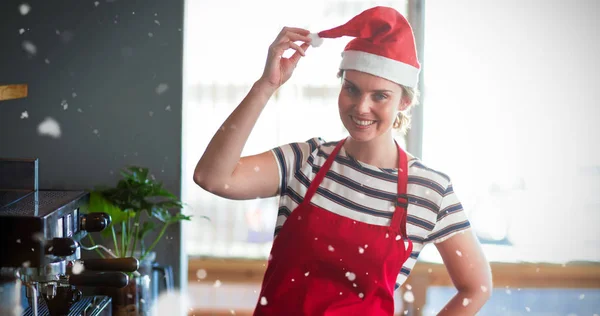 Kellnerin mit Weihnachtsmütze — Stockfoto