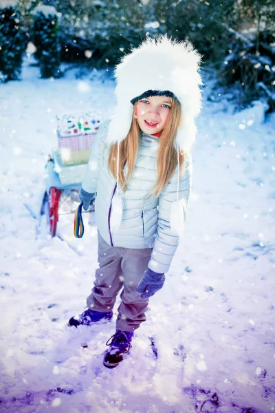 Roztomilý dívka v zimním oblečení — Stock fotografie