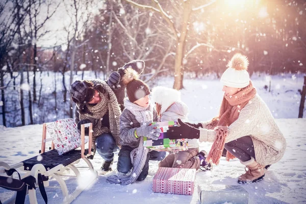 Rodina drží dárky — Stock fotografie