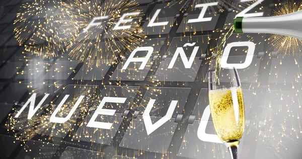 Yeni yıl mesajı karşı dökme şampanya — Stok fotoğraf