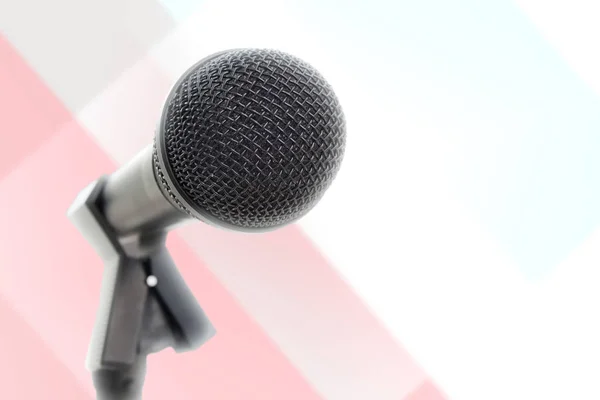 Microfoon met stand tegen gekleurde achtergrond — Stockfoto