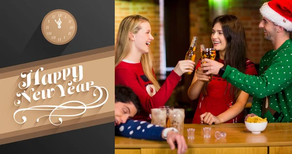 Amigos sonrientes tomando bebidas — Foto de Stock