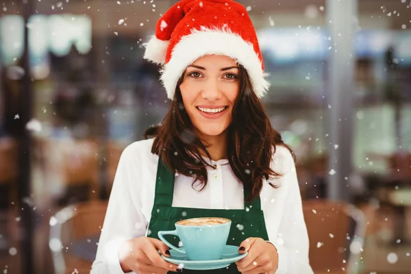 Frau mit Weihnachtsmütze und Kaffee in der Hand — Stockfoto