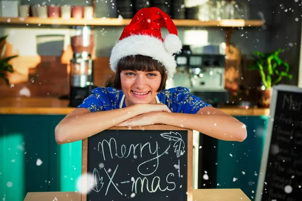 Kellnerin mit Weihnachtsmütze — Stockfoto