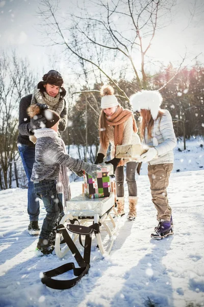 Lycklig familj håller presenterar — Stockfoto