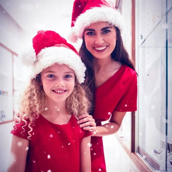 Мать и дочь в рождественской одежде — стоковое фото