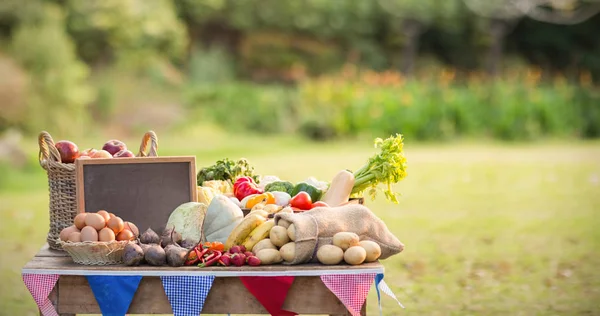 Nourriture avec ardoise sur la table — Photo