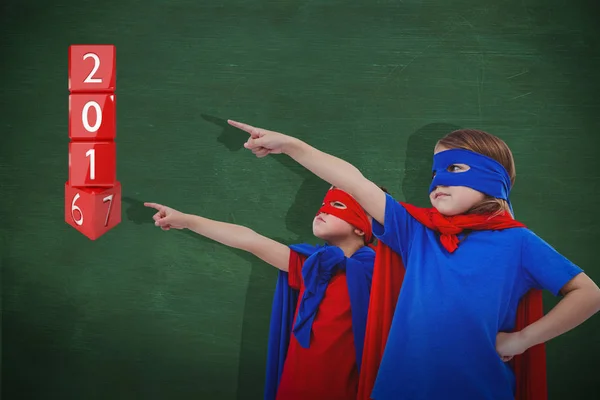 Gemaskerde jonge geitjes voorwenden om superhelden — Stockfoto