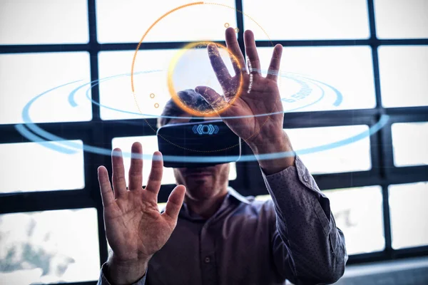 Businessman using virtual reality device — Stock Photo, Image