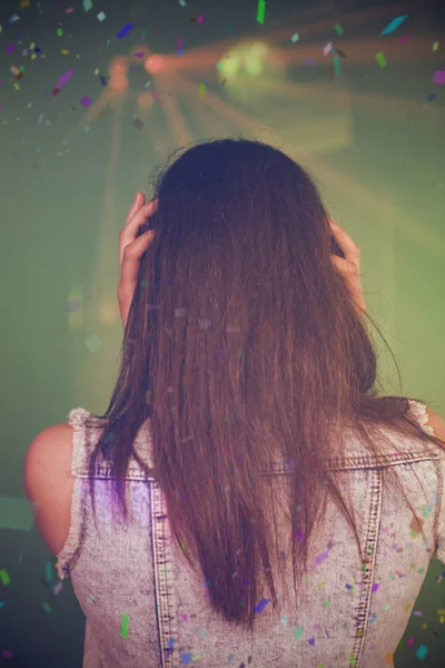 DJ femenino escuchando música en auriculares — Foto de Stock