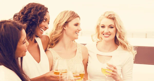 Mujeres bebiendo vino al lado de la limusina — Foto de Stock