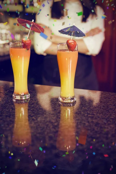 Deux verres à cocktail sur le comptoir du bar — Photo