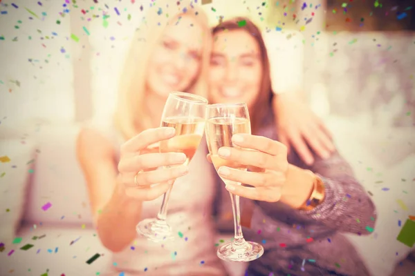 Donne tostatura champagne flauto — Foto Stock