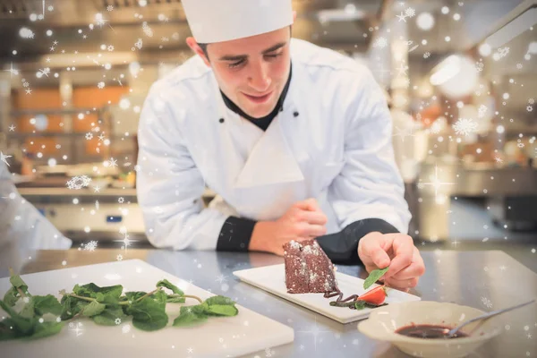 Chef mettant de la menthe avec son dessert — Photo