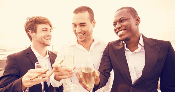 Мужчины пьют шампанское — стоковое фото
