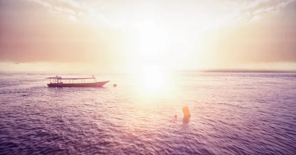 Tramonto su una baia con barca da pesca — Foto Stock