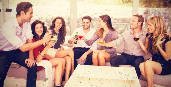 Amigos conversando e tomando bebidas — Fotografia de Stock