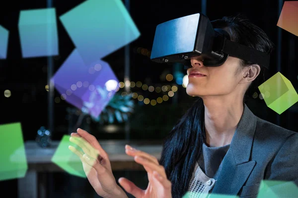 Mujer de negocios usando auriculares de realidad virtual —  Fotos de Stock