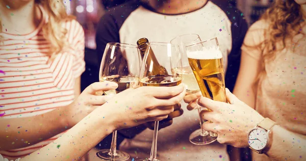 Amigos brindar com cerveja e vinho — Fotografia de Stock