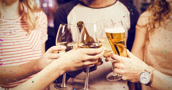 Amigos tostadas con cerveza y vino — Foto de Stock