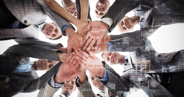 Equipo de negocios de pie en círculo manos juntas —  Fotos de Stock