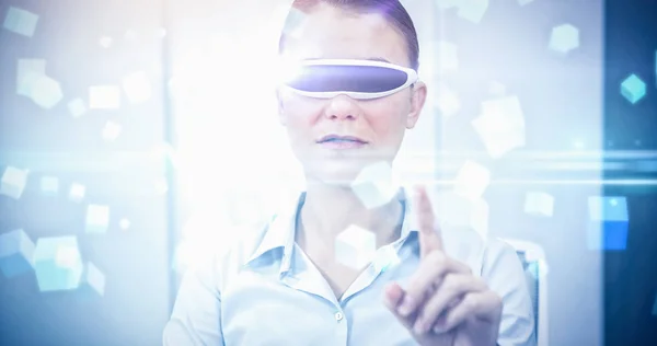 Affärskvinna bär virtuell verklighet simulator — Stockfoto