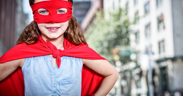 Ragazzina che finge di essere un supereroe — Foto Stock