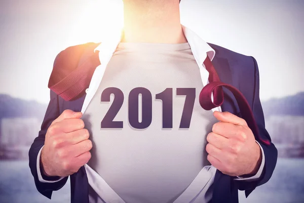 Camisa de apertura hombre de negocios en estilo superhéroe — Foto de Stock