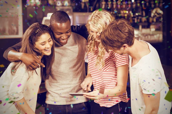 Amigos felices mirando el teléfono inteligente —  Fotos de Stock