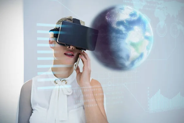 Businesswoman using virtual reality simulator — Stock Photo, Image