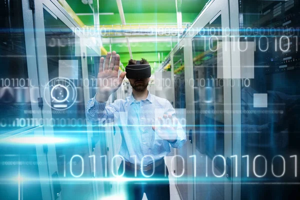 Techniker gestikuliert mit Virtual-Reality-Headset — Stockfoto