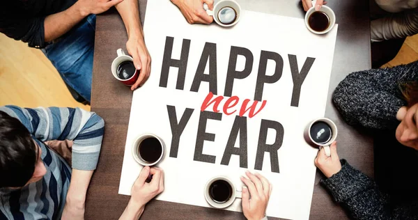 Gente alrededor de la mesa con gráfico de año nuevo — Foto de Stock