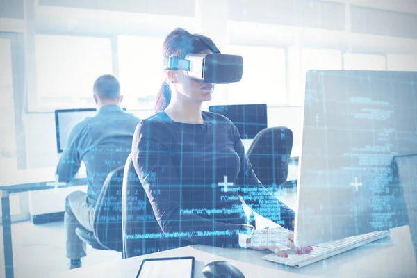 Бізнес-леді, що працює з гарнітурою віртуальної реальності — стокове фото