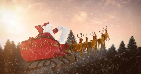 Papai Noel montando no trenó durante o Natal — Fotografia de Stock