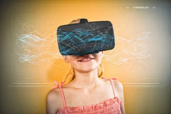Menina usando o dispositivo de realidade virtual — Fotografia de Stock