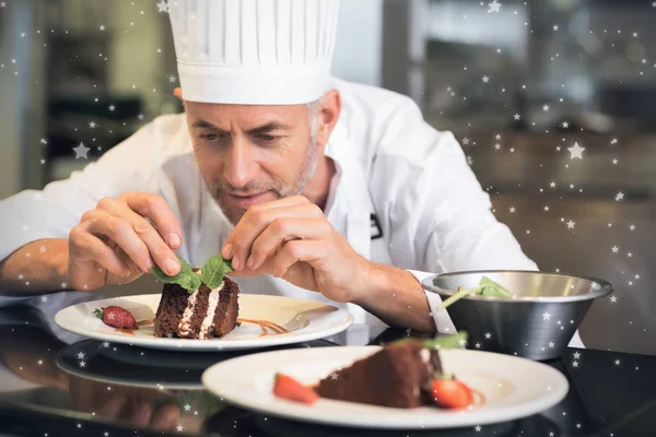 Chef decorating dessert in kitchen — Stock Photo, Image