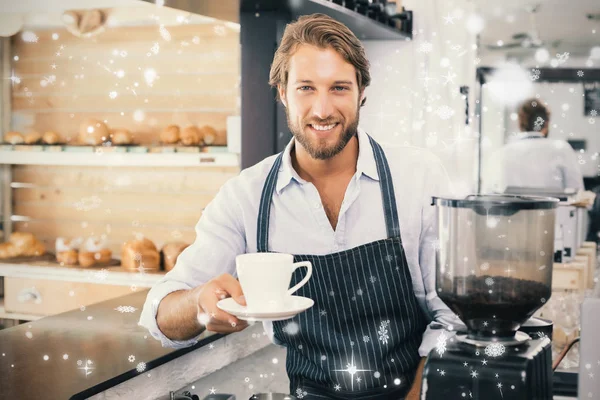 Barista nabízí šálek kávy do fotoaparátu — Stock fotografie