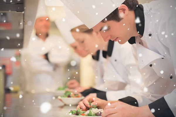 Classe culinaria in cucina facendo insalate — Foto Stock