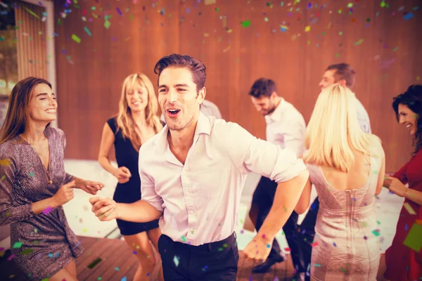 Молодые друзья веселятся на вечеринке — стоковое фото