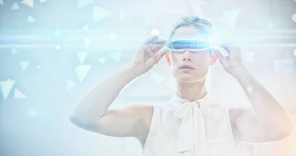 Geschäftsfrau mit Virtual-Reality-Simulator — Stockfoto
