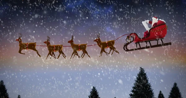 Санта-Клаус катается на санках во время Рождества — стоковое фото