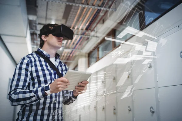 Student in virtual reality headset — Stock Photo, Image