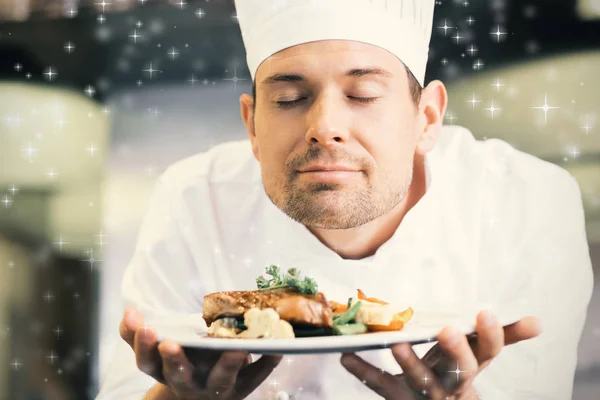 Chef com olhos fechados cheirando comida — Fotografia de Stock