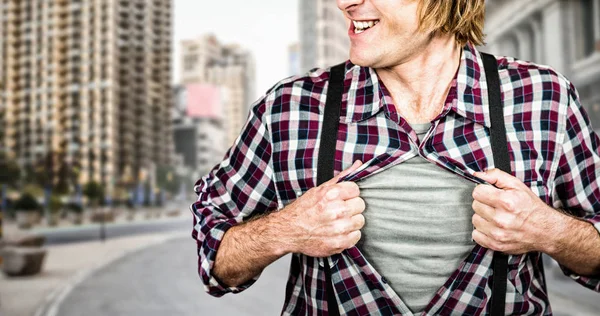 Blond hipster opstijgen shirt — Stockfoto